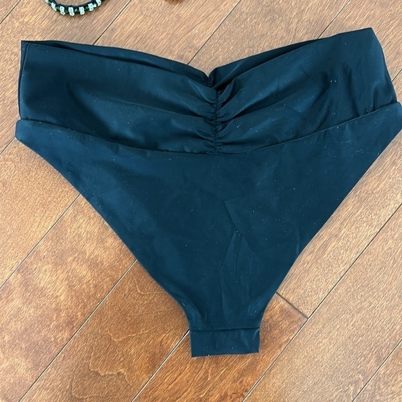 Oceanus black halter top and cheeky bikini bottom in black size large NEW. - Picture 10 of 11